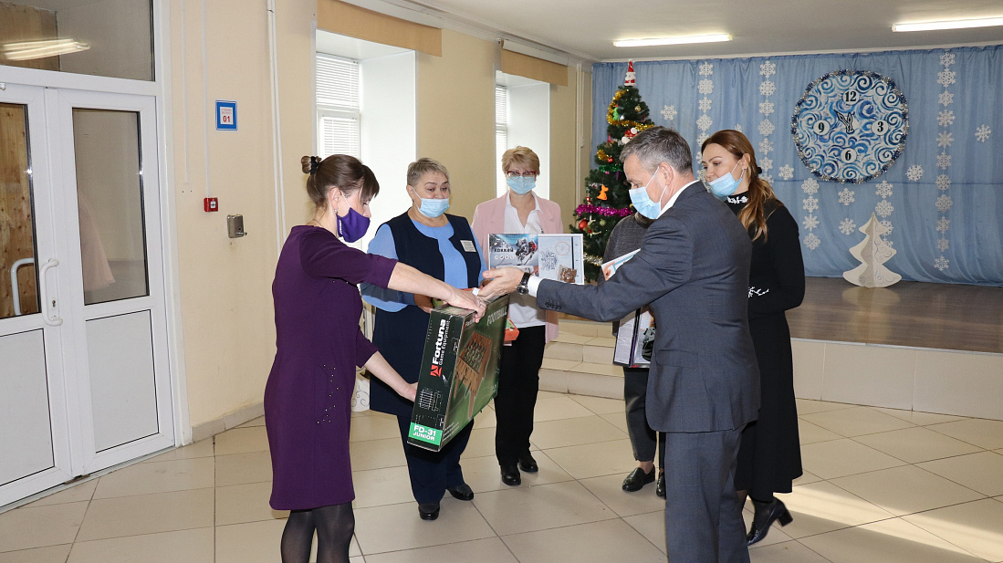 Виктор Карамышев передал воспитанникам школы-интерната №4 новогодние подарки.